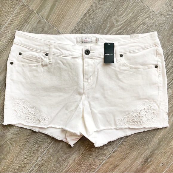 Torrid ★ Off-White Shorts w/ Crochet Inset Details - Picture 2 of 8